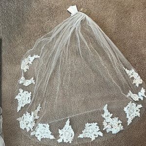 selling my wedding dress it was never worn nothing wrong with still brand new!